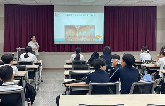 수원교육지원청, 지역 공공도서관 연계 도서관 사서체험 프로그램 운영  