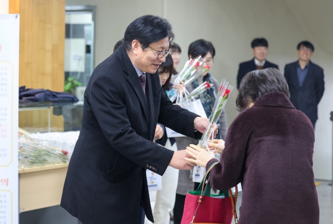 인천광역시교육청, 세계 여성의 날 맞아 ‘빵과 장미’ 나눔 행사