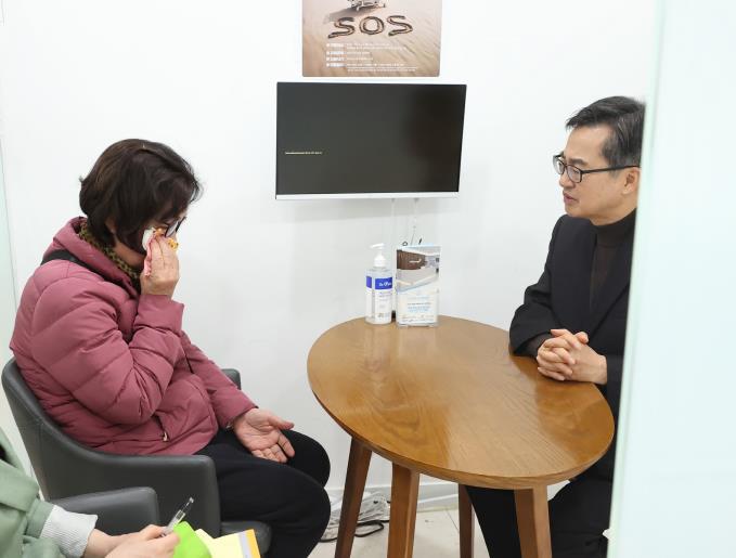 김동연 경기도지사, '간병 SOS 프로젝트' 첫 수혜자 만나 격려