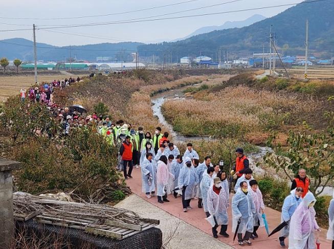 고성군 봄향기 따라 건강걷기 “걸어서 벚꽃속으로”
