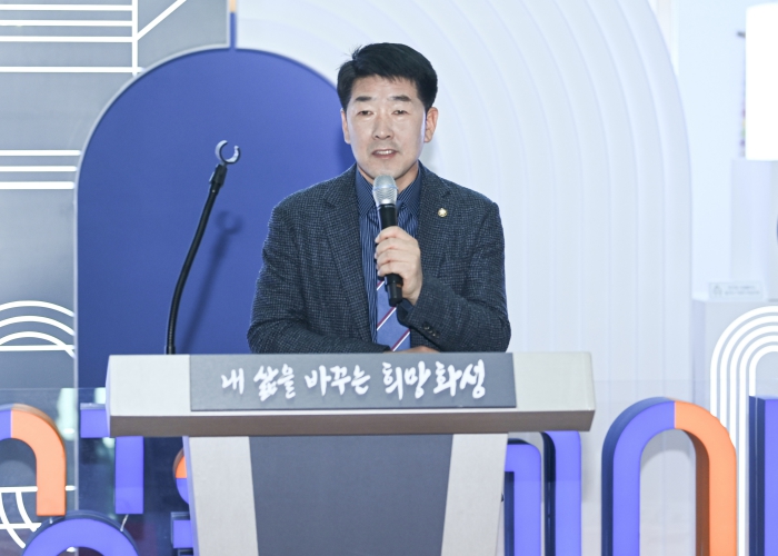 화성특례시의회, 주민자치센터 작품전시 축하...“특례시 성장은 시민의 덕”