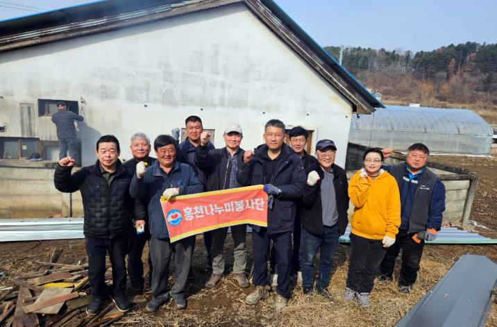 홍천나누미봉사단, 화동리의 어르신들을 위한 집수리 봉사활동