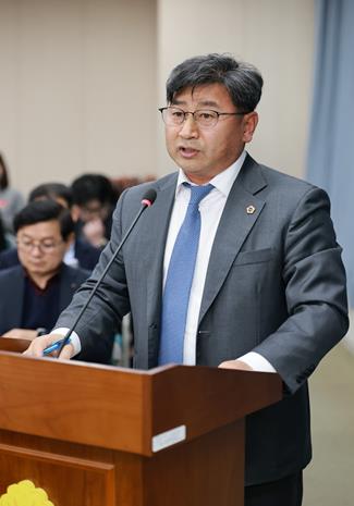 최정훈 전남도의원, 남성화장실 소변기 가림막 설치 의무화 추진

