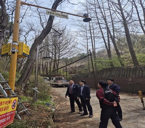 파주시 금촌3동, 팜스프링아파트 앞 산책로에 방범용 폐쇄회로텔레비전(CCTV) 설치