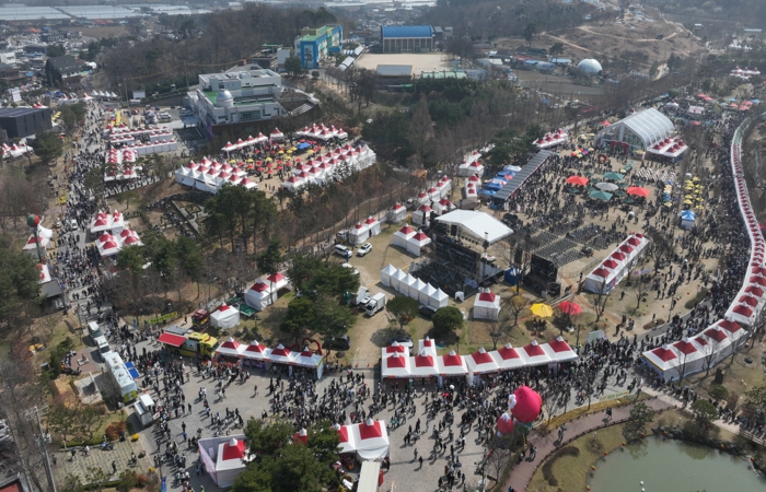 논산시, 딸기향 가득한 족욕장.. 축제 속 힐링 