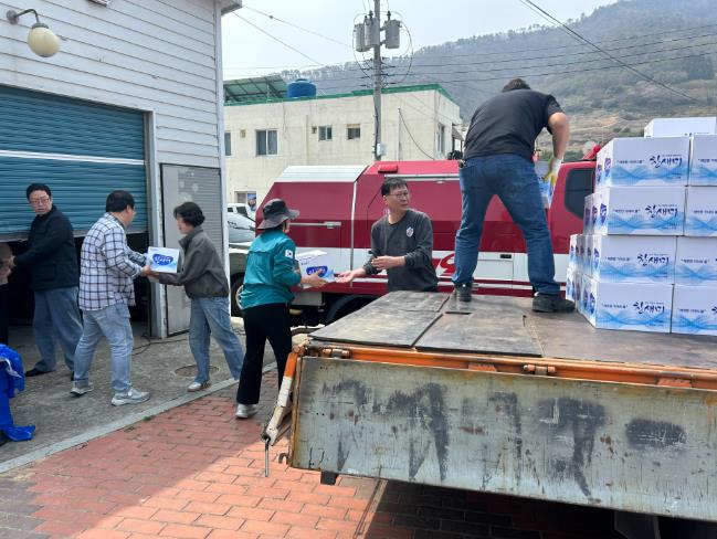 전국재해구호협회․김해시, 통영 욕지도에 가뭄 대응 병물 2만병 지원
