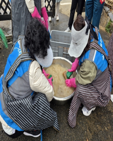 고양시 일산1동 주민자치회, ‘독마을 전통 장 담그기 행사’ 개최