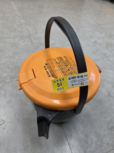 경산시, 이젠 음식물쓰레기 수거 용기에 스티커 붙여 배출