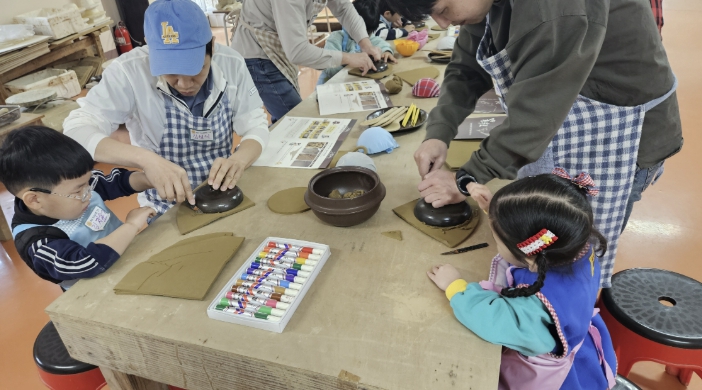 예산군 가족센터, 아빠와 자녀 함께하는 '전통옹기 체험' 성료