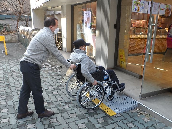 성동구, 전동보조기기 보험부터 맞춤형 경사로까지... 장애인의 안전한 이동 돕는다  