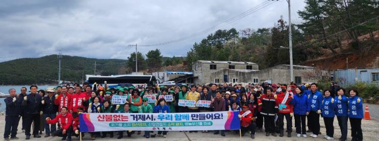 거제시, 제81회 식목일 기념 나무심기 행사 성료
