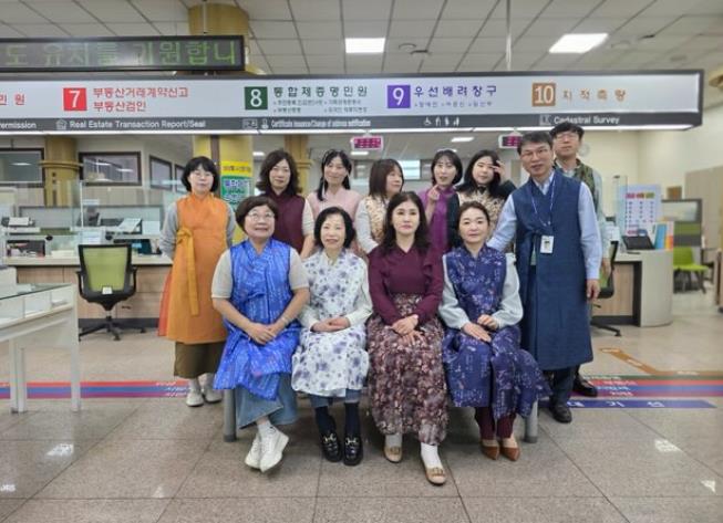 남원시 민원실, 한복 입고 ‘제96회 춘향제’ 홍보 앞장
