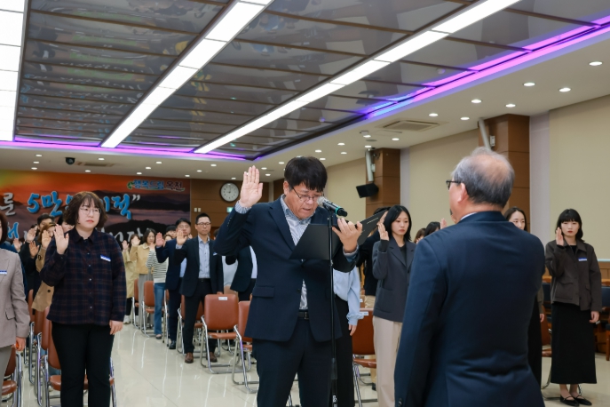 옥천군 공직자, "군민 감동 친절행정 실천" 한목소리 결의