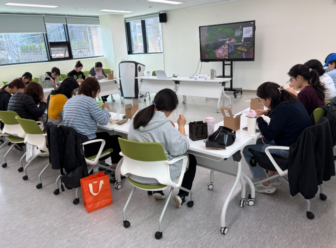 거제시가족센터, 양육자 힐링교실 1탄 ‘테라리움 만들기’성료