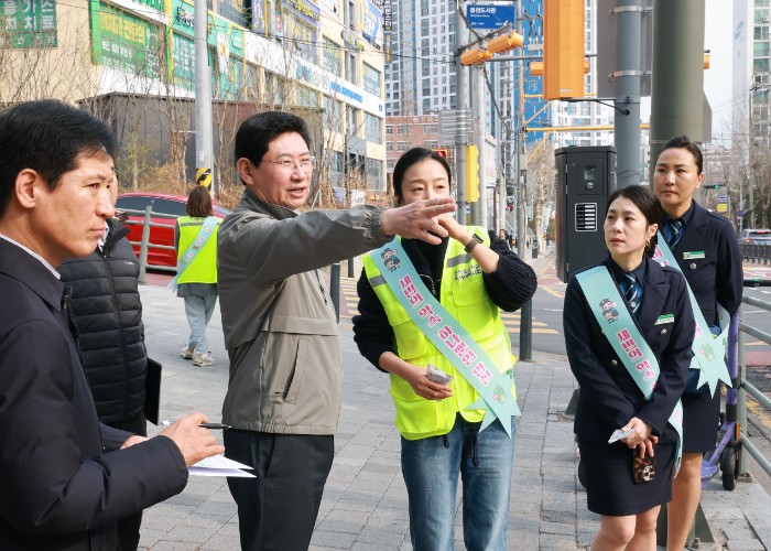 이상일 용인특례시장, 풍덕초 현장 점검...“학교 현장 목소리 행정 반영 노력”