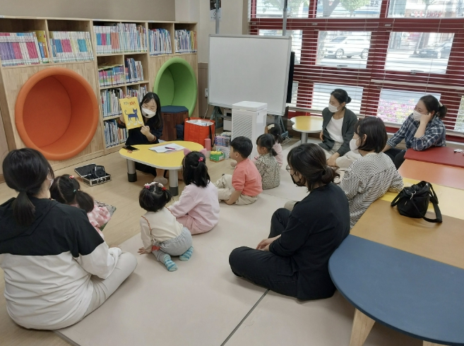 충주시립도서관, 영유아 독서 프로그램 '애착북' 운영