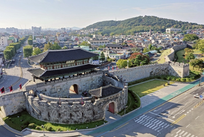 정조가 만들고 수원이 지킨 수원화성 성곽길과 행궁!