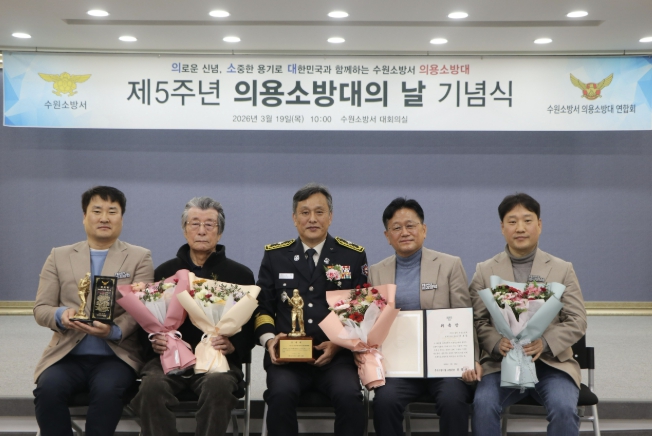 76년 만에 찾은 아버지 흔적…수원시 새빛민원실 베테랑팀장들, 6.25때 납북된 민원인 아버지 기록 찾았다