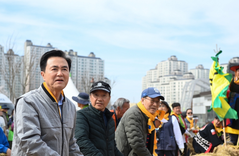 충남도 ‘대화합의 끈’ 맞잡고 건강·행복 기원