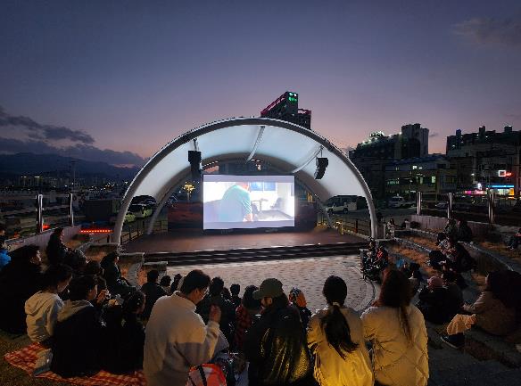 일몰과 함께 찾아오는 낭만…속초 선셋시네마 ‘호응’