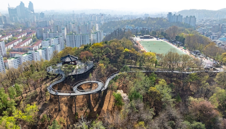 발 아래는 푸른 숲, 눈앞에는 한강뷰… 양천구, 용왕산 224m '스카이워크' 개방