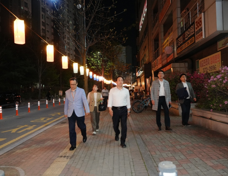 오산시, 골목상권 3곳 '청사초롱' 설치 완료…야간경관 개선으로 상권 활성화 기대