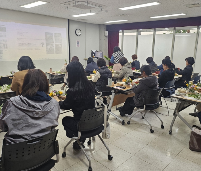 오산시 중앙도서관, 감성 힐링 '그림책 원예테라피' 운영…시민 호응 속 성황