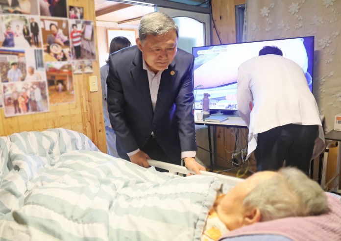 제주시 김완근 시장, 통합돌봄 현장 점검...'살던 곳에서 건강한 노후를'