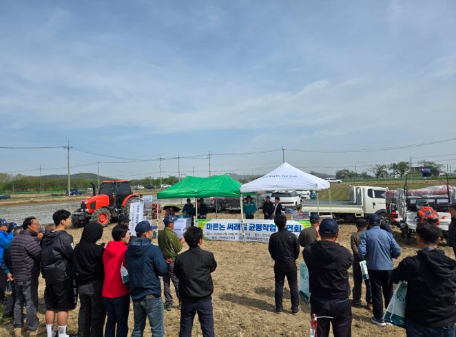 군산시농업기술센터, 벼 ‘마른논 써레질 재배’ 시연
