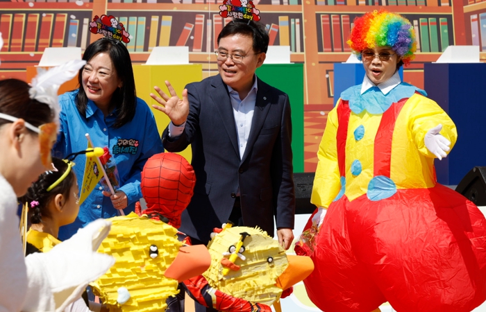 ‘웃고 뛰고 즐기고’ 진교훈 강서구청장, 어린이 동화축제 참여