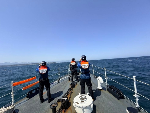울진해경, 죽변항 앞 해상 실종 다이버 12시간 수색 끝에 극적 구조