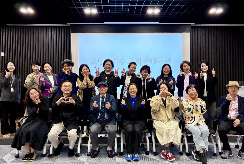 강동중앙도서관, 〈모던 전기수〉 운영… 시니어가 무대 위 이야기꾼으로 나선다