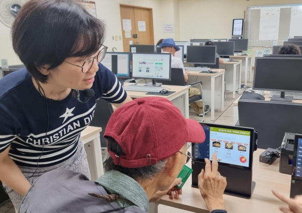 "키오스크 겨우 익혔더니 QR 주문" 강남구, 어르신 생활디지털 교육 확대