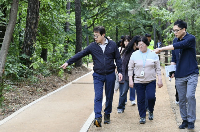 수원시 영통구, 혜령공원 맨발걷기길 조성완료...시민건강 힐링 공간 확대
