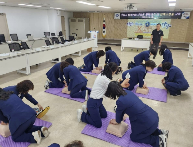 안양시, 명예시민과장회 대상 심폐소생술 교육…응급상황 대응 역량 강화