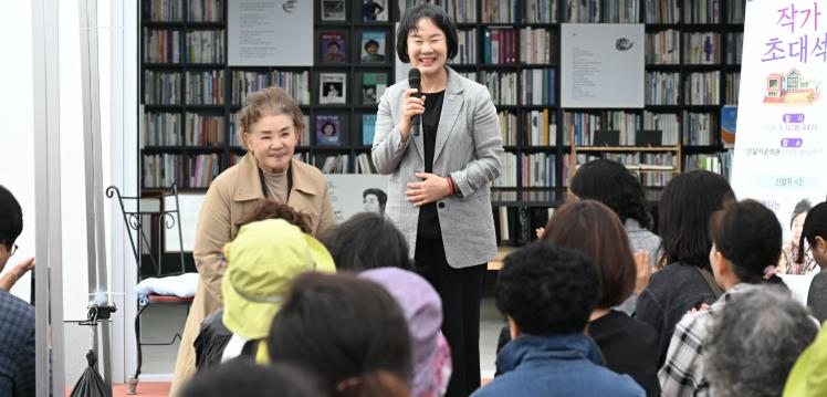 거창군, 신달자문학관 첫 작가초대석 성황리 개최
