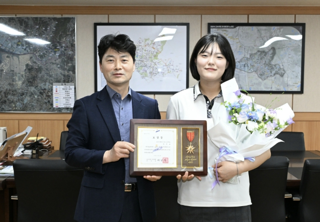 안산시, 의식 잃고 쓰러진 시민 도운 학생에게 이웃사랑 유공 표창 수여
