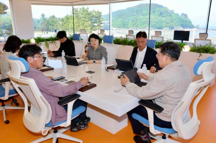 부안군, 변산마실길 샤스타데이지 개화 맞아 전략회의‧현장 점검 실시
