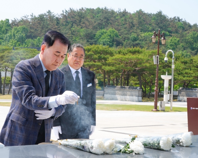 충남교육청, 5·18민주화 운동 기념일 제46주년을 맞아 국립5·18민주묘지 참배