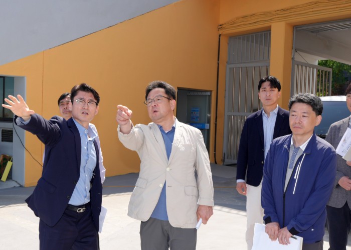 김현수 수원특례시장 권한대행, 아시아축구연맹 여자 챔피언스리그 수원FC 위민·내고향여자축구단(북한) 경기예정인 수원종합운동장 현장 점검