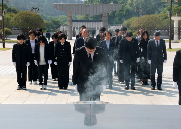 광산구 공직자들, 오월 영령 추모…오월 정신 되새겨