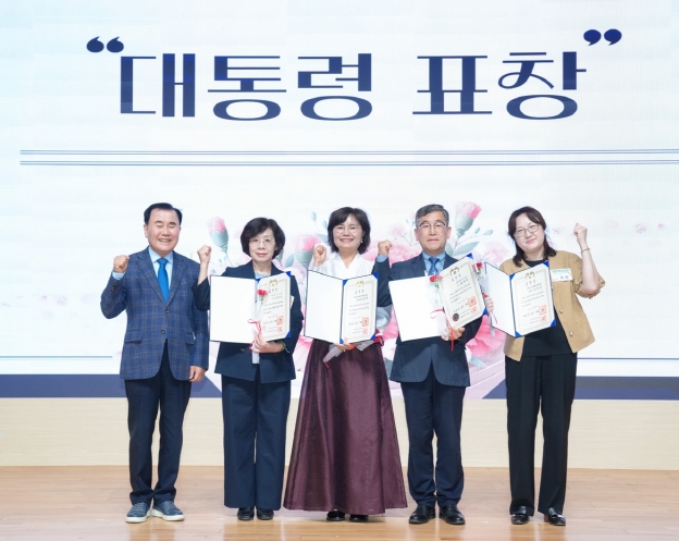 충남교육청, 제45회 스승의 날 기념 유공교원 표창장 수여식 개최