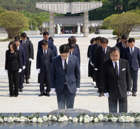 전남교육청 직원, 5·18 46주년 맞아 국립 5·18민주묘지 참배