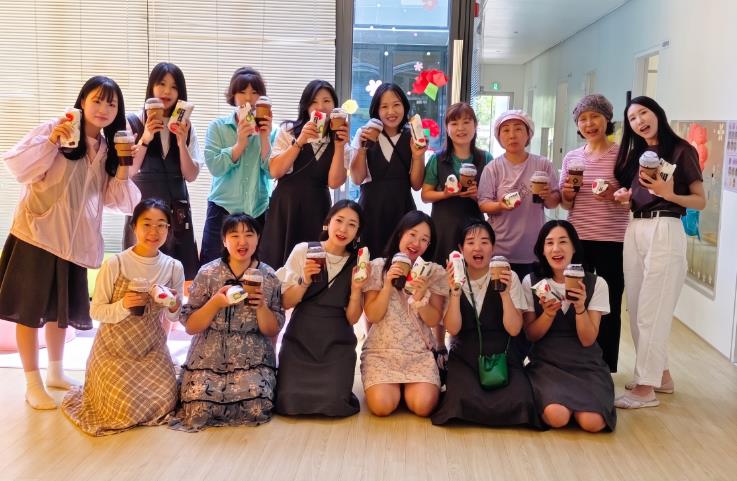 문경시육아종합지원센터, 스승의날 맞이 '활력 충전 밀 박스' 전달
