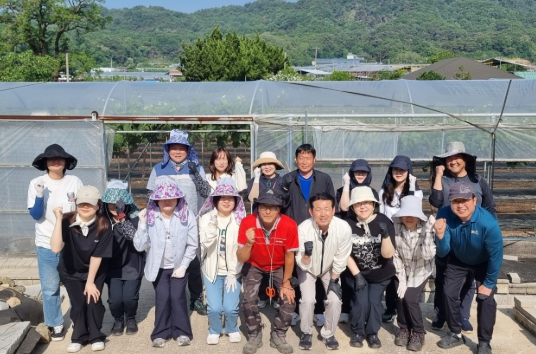 김천시 관광정책과, 농번기 일손 돕기 참여