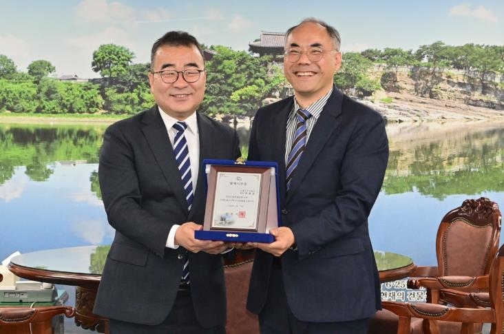 진주시, 장용준 전 국립진주박물관장에 명예시민증 수여
