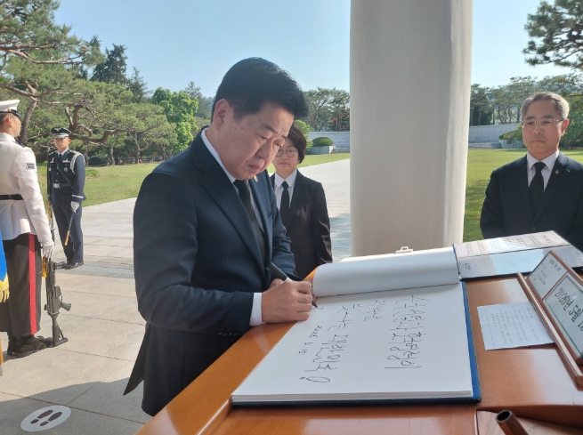 “호국영웅, 가족 품으로” 제주도, 국방부장관 기관감사패 수상