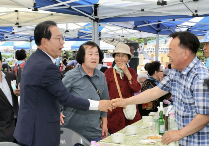 괴산군 5개 면, 경로잔치 본격 개최… 장연면서 첫 잔치