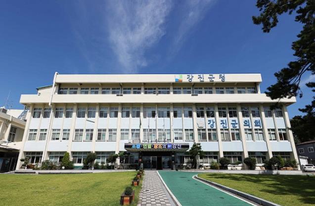 “낡은 주방이 이렇게 변했어요” 강진군 싱크대 교체 호응
