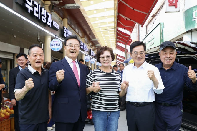 김성제 의왕시장, 김동연 경기도지사와 함께 의왕도깨비시장 아케이드 설치 현장 점검